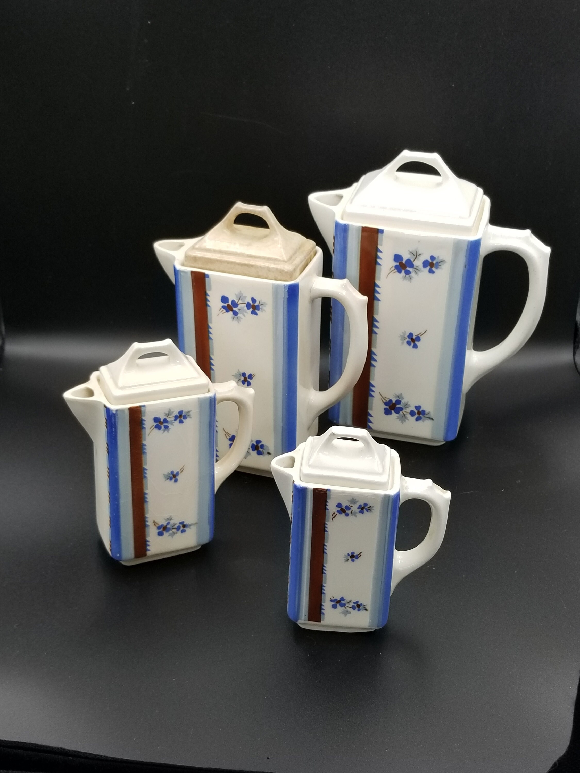 Vintage Ditmar Urbach Ensemble de Quatre Jugs Décoratifs Art Déco Lidded. Fleurs et Rayures Bleues. 