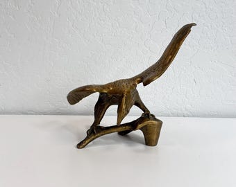 Vintage mässingsörn på en gren