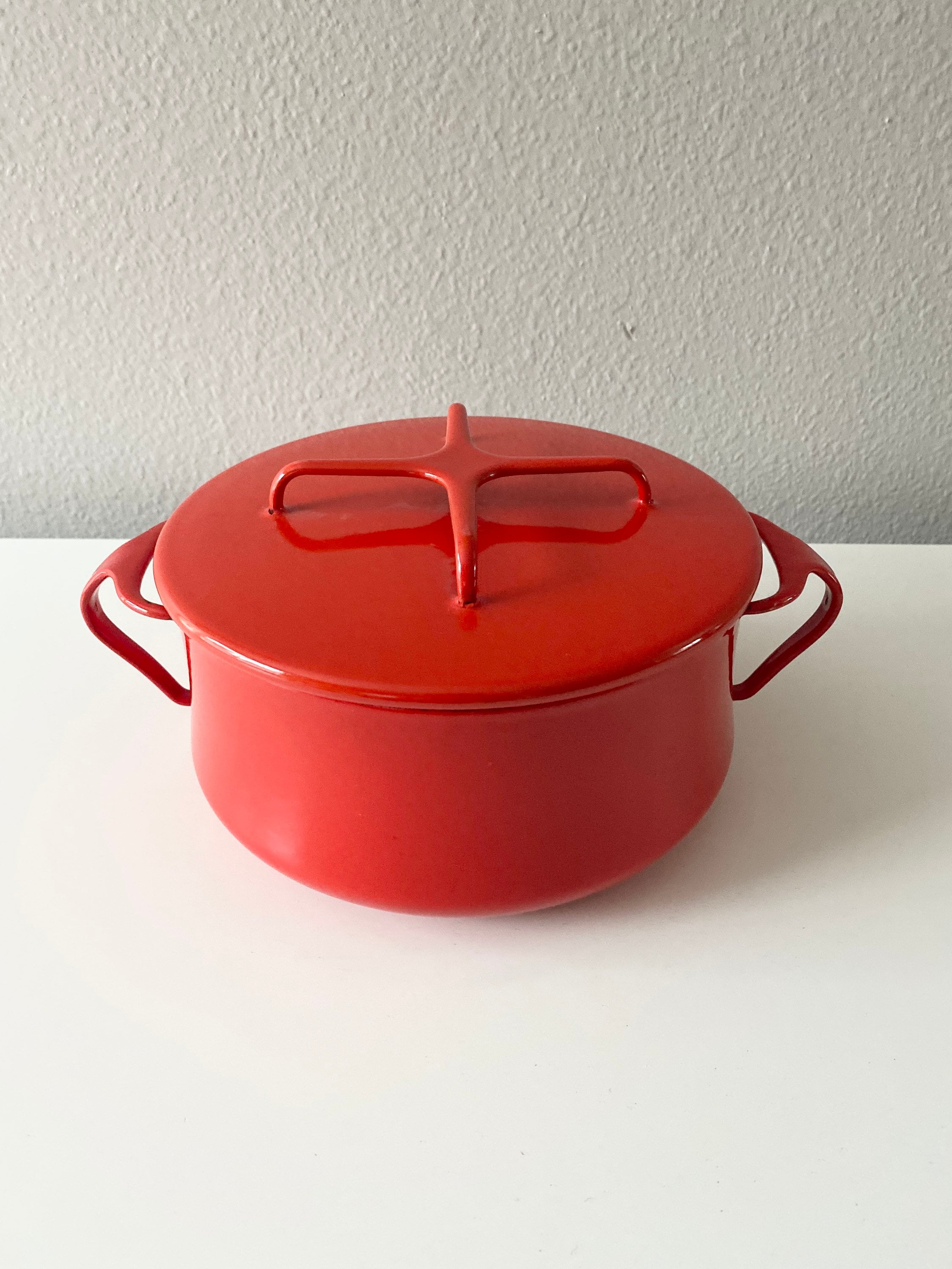 Red Enamel Coated Cast Iron Dutch Oven ·