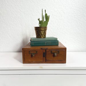 Catálogo de biblioteca con dos cajones de madera de estilo antiguo