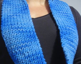 Blue eternity scarf hand knit scarf. Unisex chunky scarf in merino wool. Knitted wool scarf blue Gift-for-her