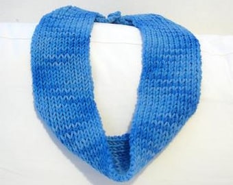 Blue infinity handknit scarf. Unisex chunky scarf in merino wool. Blue knitted wool scarf. Gift for her