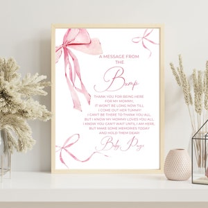 Può includere: Un'illustrazione ad acquerello rosa di un fiocco con un messaggio dal pancione. Il messaggio dice: "Grazie per essere qui per la mia mamma, non passerà molto tempo prima che esca dalla sua pancia! Non potrò essere lì per ringraziarvi tutti, ma so che la mia mamma vi ama tutti. So che non vedete l'ora che io sia qui, ma create dei ricordi oggi e conservateli per sempre! Baby Paige"