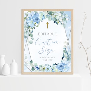 以下が含まれることがあります： 青と緑の花柄のデザインが施された、編集可能なカスタムサイン。サインには金の十字架と「Editable Custom Sign」と「Add your own text here」のテキストが書かれています。