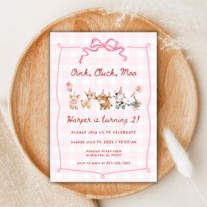 Puede incluir: Una invitación rosa con estampado de cuadros vichy con un borde y un lazo rosas. El texto "Oink, Cluck, Moo" está encima de una fila de animales de granja de dibujos animados con sombreros de fiesta. La invitación dice "¡Harper cumple 2 años!" e incluye detalles del evento.