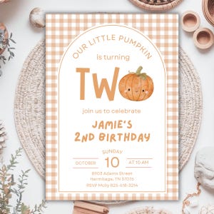 Könnte beinhalten: Eine rechteckige Geburtstagseinladungskarte mit einem hellorangen und weißen Vichy-Karo-Rand. In der Mitte befindet sich ein gewölbtes weißes Feld mit dem Text "OUR LITTLE PUMPKIN is turning TWO" neben einer kleinen Kürbis-Illustration.