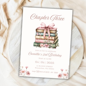 Pode incluir: Um convite de aniversário rosa e branco com uma pilha de livros amarrados com uma fita rosa e flores. O texto diz "Chapter Three", "Join us to celebrate Camilla's 3rd Birthday", "Start at 14:00", "04|04|2025", "14 BLOOM STREET", "Wenatchee, WA 98801" e "rsvp Miriam at (857) 411-7890".