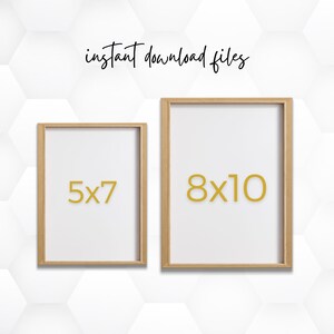 Op de afbeelding: Twee houten fotolijsten met witte passe-partouts. De kleinere lijst is 5x7 inch en de grotere lijst is 8x10 inch. De lijsten staan op een witte achtergrond.