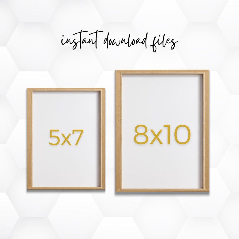 Op de afbeelding: Twee houten fotolijsten met witte passe-partouts. De kleinere lijst is 5x7 inch en de grotere lijst is 8x10 inch. De lijsten staan op een witte achtergrond.