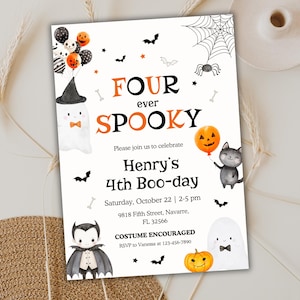 Op de afbeelding: Halloween-uitnodiging met de tekst "FOUR ever SPOOKY" en "Henry's 4th Boo-day". Het ontwerp bevat illustraties van geesten, vleermuizen, een spinnenweb en een pompoen. De uitnodiging bevat ook de datum, tijd en locatie.