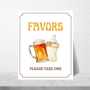 Op de afbeelding: Een wit bord met een bruine rand en de tekst "Favors" in gele letters. Het bord heeft een aquarel-illustratie van een bierglas en een babyfles. De tekst "Please take one" staat onder de illustratie.