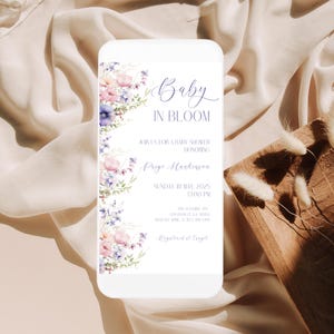 Plantilla de invitación para bebé en flor con flores moradas, prado de ensueño, Baby Shower Evite, tarjeta de mensaje de texto, plantilla editable con flores de jardín, Canva