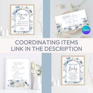 Op de afbeelding: Vier afdrukbare borden voor een babyshower met een blauw en wit bloemenontwerp. De borden zeggen "Mom-osa Bar", "Baby in Bloom", "Decorate a Block" en "Don't Say Baby".