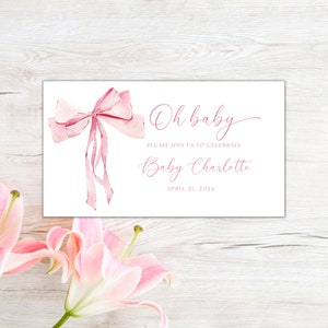 Puede incluir: Un lazo rosa de acuarela sobre un fondo blanco con el texto "Oh baby" en cursiva rosa. Debajo del lazo está el texto "Please join us to celebrate Baby Charlotte" en cursiva rosa. La fecha "April 21, 2024" está impresa debajo del texto.