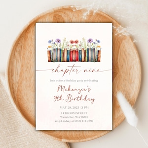 Puede incluir: Una invitación de cumpleaños con una ilustración de acuarela de libros adornados con flores. El texto dice "chapter nine" y anuncia el noveno cumpleaños de McKenzie, incluyendo la fecha, hora y lugar.