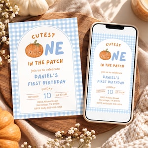 Peut inclure: Une carte d'invitation pour un premier anniversaire et un smartphone affichant la même invitation numérique. Les deux présentent une bordure vichy bleu clair, un cadre arqué, une citrouille dessinée et le texte Cutest One In The Patch.