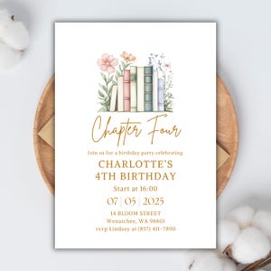 Puede incluir: Una invitación blanca con texto dorado para una fiesta de cumpleaños de 4 años. La invitación presenta una pila de libros coloridos con flores y el texto "Capítulo Cuatro". La invitación incluye el nombre de la niña de cumpleaños, la fecha, la hora, la dirección y la información de RSVP.
