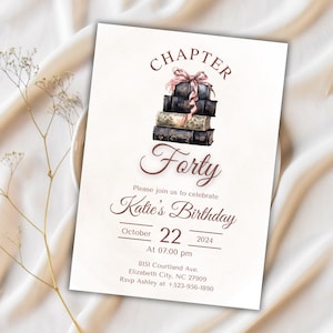 Pode incluir: Um cartão de convite branco com uma pilha de livros marrons e pretos com uma fita rosa. O texto no cartão diz "CHAPTER Forty Please join us to celebrate Katie's Birthday October 22 2024 At 07:00 pm 8151 Courtland Ave. Elizabeth City, NC 27909 Rsvp Ashley at +523-956-1890"