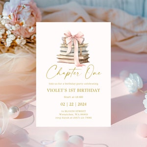 Pode incluir: Um cartão de convite branco com texto dourado e uma fita rosa amarrada em torno de uma pilha de livros. O texto diz "Chapter One", "Join us for a birthday party celebrating Violet's 1st Birthday", "Start at 13:00", "02 | 22 | 2024", "14 Bloom Street", "Wenatchee, WA 98801", e "rsvp Sarah at (857) 411-7890".