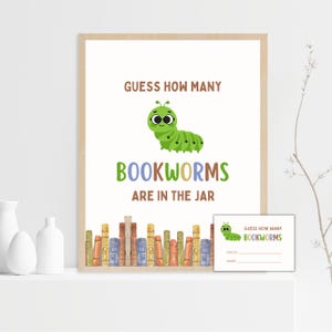Pode incluir: Impressão emoldurada com o texto "Adivinhe quantos Bookworms estão no pote" e uma lagarta de desenho animado. Um cartão menor com o mesmo design está incluído. A impressão apresenta uma fileira de livros coloridos.