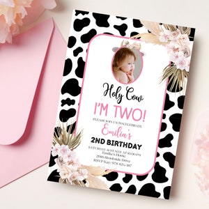 なんてこった、私は2人の女の子の誕生日招待状、牛のプリント写真の誕生日招待状、なんてこった、私は1人の誕生日パーティー招待状、Canva