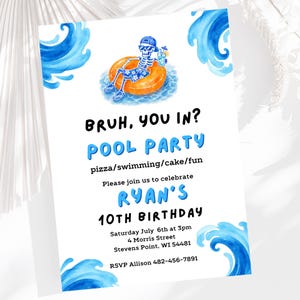 Op de afbeelding: Een witte uitnodiging met blauwe aquarel golven en een skelet met zonnebril dat op een oranje opblaasbare ring drijft. De tekst luidt "BRUH, YOU IN? POOL PARTY" en nodigt gasten uit voor Ryans 10e verjaardag.