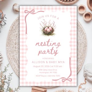 Peut inclure: Une carte d'invitation rectangulaire avec une bordure vichy rose et blanche et un centre blanc festonné. Le texte indique : JOIN US FOR A nesting party HONORING ALLISON & BABY MYA August 30, 2026 | at 11.00 am 498 Valley View Drive Huntington, NY 11743 RSVP Reyna + 823-416-7290. Un nid d'oiseau avec trois œufs roses est centré au-dessus du texte, et des rubans roses décorent les coins supérieur gauche et inférieur droit.