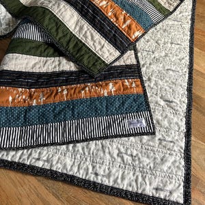 Gestreifter Baby Quilt, geschlechtsneutral, Wald Thema Quilt