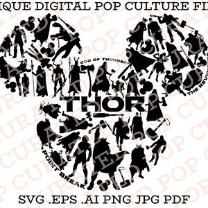 Pode incluir: Imagem em silhueta preto e branco de Thor, o Deus do Trovão, do universo Marvel. A imagem tem a forma de uma cabeça do Mickey Mouse e apresenta vários personagens dos filmes dos Vingadores. O texto "God of Thunder" e "Thor" está incluído na imagem.