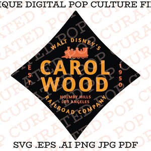 Puede incluir: Un logotipo negro en forma de diamante con el texto "Walt Disney's Carol Wood Railroad Company" en amarillo. El logotipo también presenta un pequeño tren naranja con ruedas negras y un vagón de cola rojo. El texto "Est. 1950" también está incluido en amarillo.
