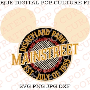 Puede incluir: Logotipo circular negro y dorado con el texto "Disneyland Park Anaheim California Main Street Est. July of 1955" sobre un fondo blanco. El logotipo está rodeado por dos orejas de Mickey Mouse beige.