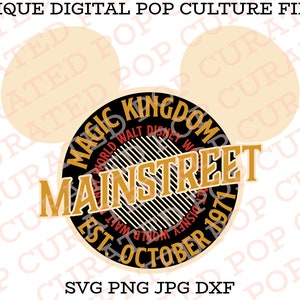 Puede incluir: Gráfico circular negro y dorado con el texto "Magic Kingdom" y "Main Street, U.S.A. Est. October 1971" en su interior. El gráfico está rodeado por dos orejas de Mickey Mouse beige.