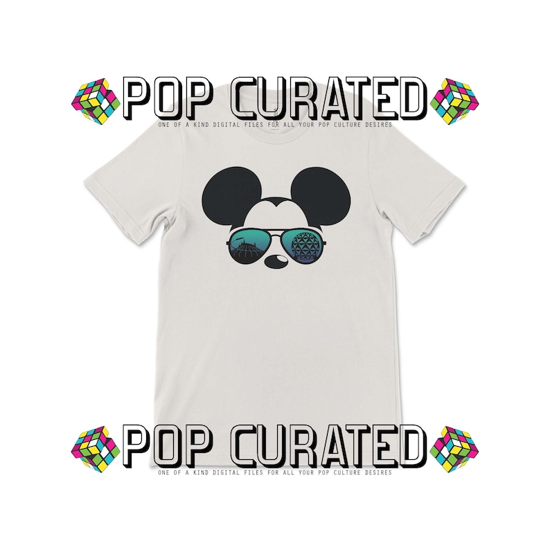 Puede incluir: Camiseta blanca con un gr&aacute;fico de Mickey Mouse con gafas de sol. Las gafas de sol reflejan la atracci&oacute;n Spaceship Earth en Epcot. El texto "POP CURATED" aparece en la parte superior e inferior de la imagen.