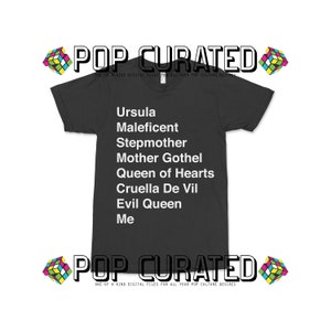 Puede incluir: Camiseta gris oscuro con texto blanco que enumera los nombres de varios personajes de villanos de Disney: &Uacute;rsula, Mal&eacute;fica, Madrastra, Madre Gothel, Reina de Corazones, Cruella de Vil, Reina Malvada y Yo.