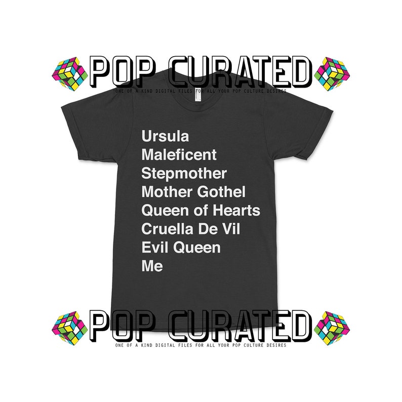 Puede incluir: Camiseta gris oscuro con texto blanco que enumera los nombres de varios personajes de villanos de Disney: &Uacute;rsula, Mal&eacute;fica, Madrastra, Madre Gothel, Reina de Corazones, Cruella de Vil, Reina Malvada y Yo.