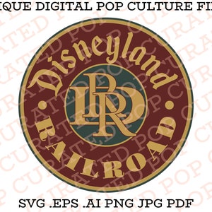 Könnte beinhalten: Ein roter Kreis mit goldener Umrandung und dem Text "Disneyland Railroad" in einer stilisierten Schriftart. Im Inneren des Kreises befindet sich ein grünes und goldenes Logo mit den ineinander verschlungenen Buchstaben "D" und "R".