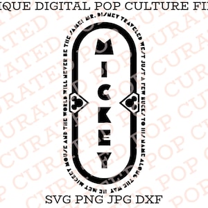 Può includere: Grafica in bianco e nero della testa di Topolino con la parola "Mickey" scritta verticalmente all'interno di un cerchio. Il testo attorno al cerchio recita "You've met Mickey, the world will never be the same, Mr. Disney travelled, we've just a few bucks to his name".