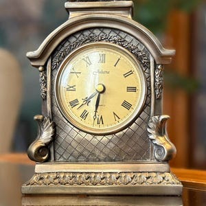 Reloj de repisa de cuarzo Juliana dorado - Regalo vintage coleccionable - Reloj decorativo para el hogar