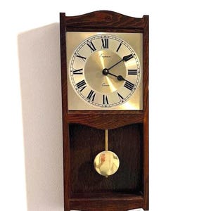 Vintage Oak Emperor Quartz Wall Clock: Golden Bronze Face