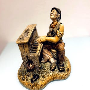 Vintage Naturecraft Pianist Figur: Handbemaltes Steingut, England