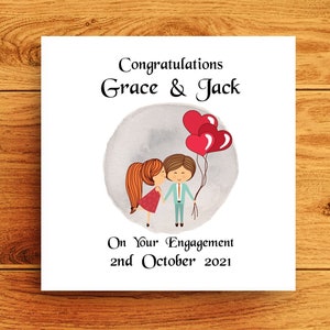 Carte de fiançailles mignonne de couple de dessin animé avec des coeurs pour le fils ou la fille, félicitations vous êtes engagé carte de voeux pour la petite-fille ou le petit-fils