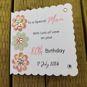 Bella carta ritagliata floreale rosa per l'80° compleanno per lei, la carta ricordo perfetta per la tua mamma, nonna, zia o amica.