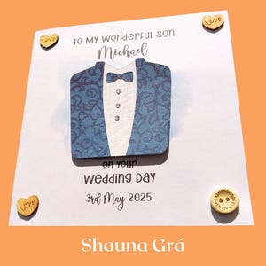 Carte de mariage personnalisée pour fils des parents, de la mère ou du père avec un élégant costume de marié bleu marine Carte découpée faite à la main en Irlande