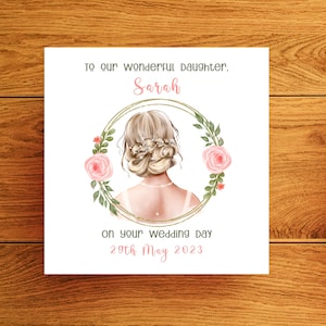 Tarjeta para nuestra hija en el día de su boda. Recogido de cabello rubio, tarjeta de madre o padre para la novia. Rosas rosas y perlas, tarjeta para la novia de mamá.
