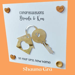 Félicitations pour votre nouvelle carte de famille avec une maison en argent et une découpe pour les clés, parfaites pour un fils, une fille, un meilleur ami ou un couple spécial dans leur première maison !