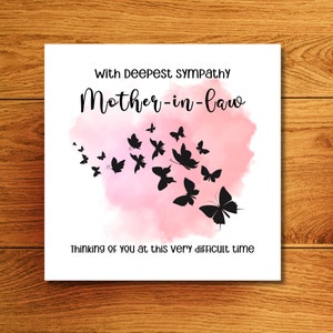 Avec la carte de nos plus sincères condoléances pour la perte soudaine d'une belle-mère avec un essaim de papillons noirs sur un fond rose aquarelle