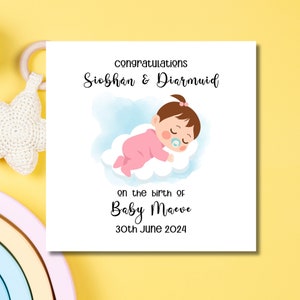 Jolie carte de bébé fille nouveau-née endormie - Adorable petite fille félicitations en tenue rose - Carte de félicitations de nouveaux parents pour une fille nouveau-née
