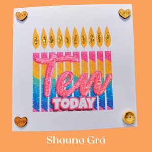 Carte de 10e anniversaire scintillante scintillante faite main pour fille avec des bougies et une police de caractères rose - versions anglaise et irlandaise disponibles !