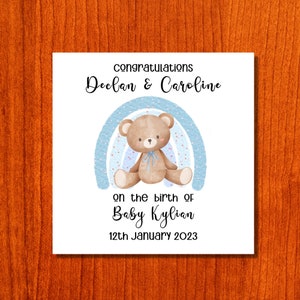 Carte de félicitations pour bébé garçon avec arc-en-ciel bleu et ours en peluche mignon personnalisés, carte C'est un garçon pour son fils, carte pour nouveaux parents et garçon