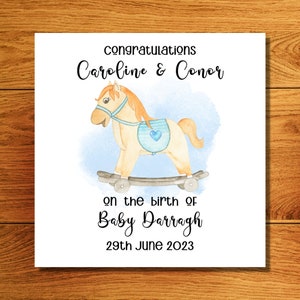 Felicidades, es una tarjeta de niño con un lindo diseño de caballo balancín personalizado con el nombre del bebé y los padres / Tarjeta de felicidades para nieto, sobrino